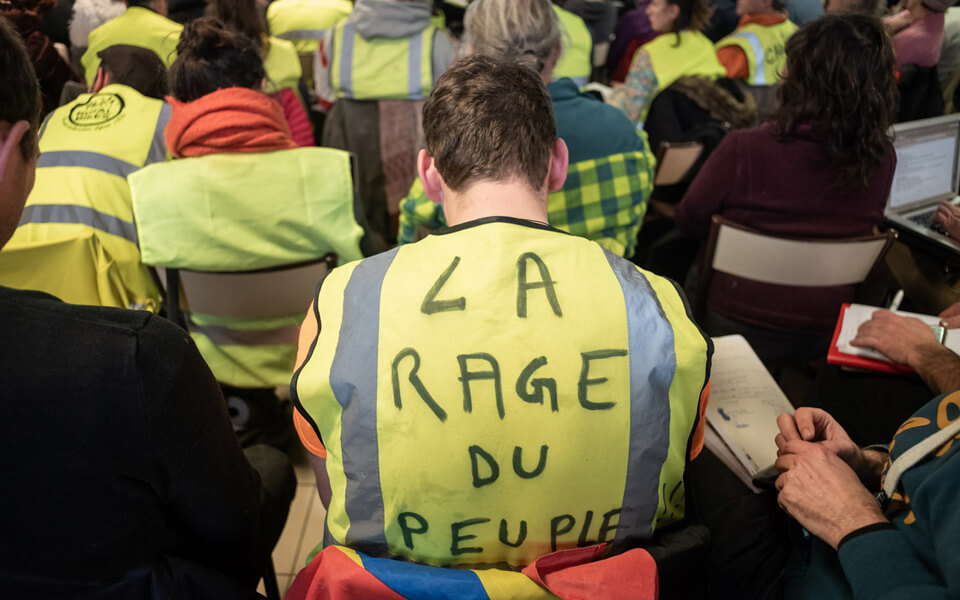 La fluorescente histoire d'un modeste gilet jaune